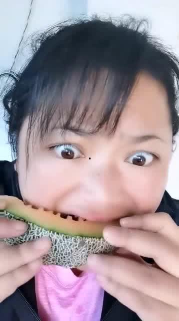 农村女网红吃瓜图片高清,农村女网红的吃瓜日常