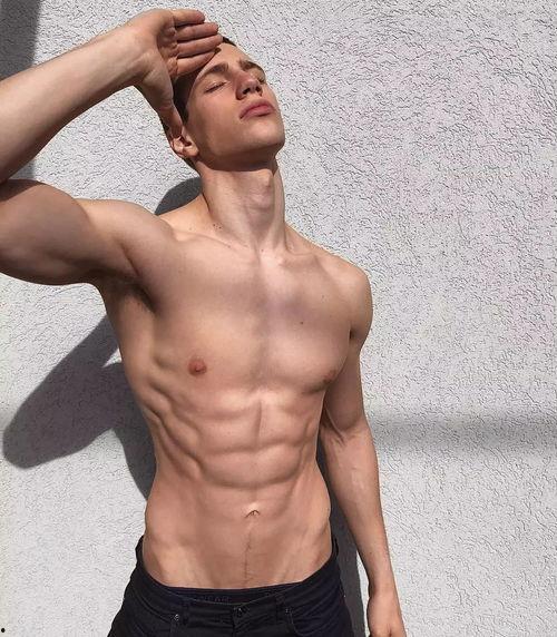 抖音网红和腹肌男吃瓜,笑料百出引网友热议