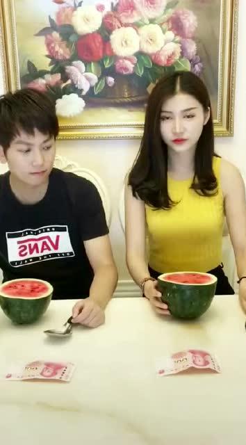 保定网红和她老公吃瓜,保定网红夫妇的甜蜜瓜田生活揭秘